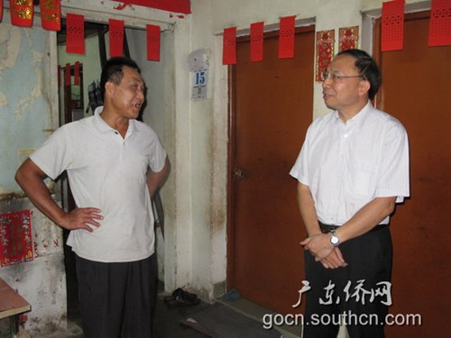 中國僑網(wǎng)省僑辦林琳副主任在光明華僑農(nóng)場(chǎng)新羌社區(qū)實(shí)地調(diào)研危房改造工作