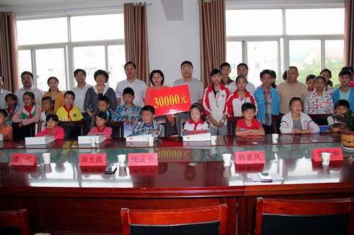 中國僑網(wǎng)僑商會(huì)企業(yè),、江海國際在東海縣房山鎮(zhèn)中心學(xué)校舉辦愛心捐資助學(xué)活動(dòng)