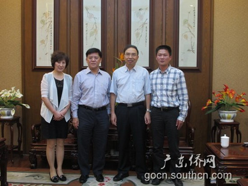 中國僑網(wǎng)林琳副主任(右二)與陳健江副會長(左二),、許自樹社長(右一)等合影留念