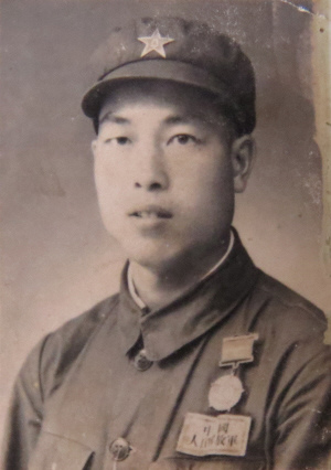 中國(guó)僑網(wǎng)剛從朝鮮戰(zhàn)場(chǎng)回國(guó)的周祝令,。(《青田僑報(bào)》)