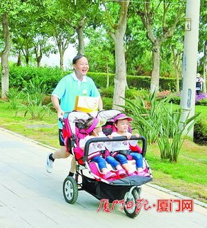 中國僑網(wǎng)來自海滄的選手帶著可愛的雙胞胎,。(《廈門日報》/鐘鑫華 攝)