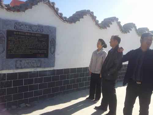中國僑網(wǎng)調(diào)研組一行考察多木寺村幼兒園,。(甘肅僑聯(lián))