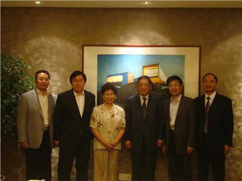 中國僑網(wǎng)王華主任,、孫彬副主任等領(lǐng)導(dǎo)與丁偉星夫婦合影