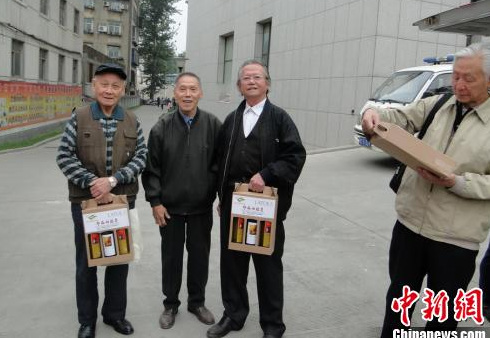 中國僑網(wǎng)洛陽老歸僑領取慰問品.(吳正明 攝)