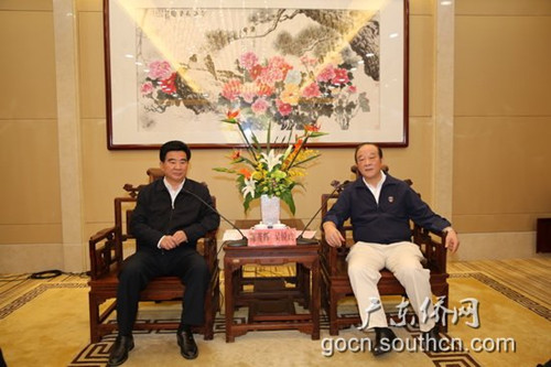 中國僑網(wǎng)廣東省僑辦主任吳銳成(右)會見汕頭市委書記陳茂輝(左)