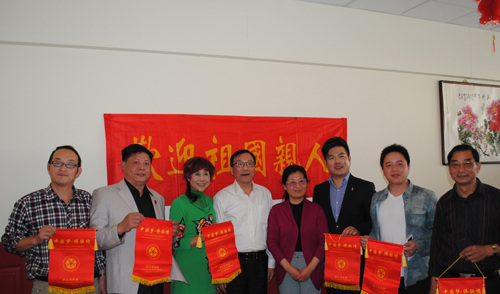 中國僑網(wǎng)岑國榮向基督城各僑團(tuán)分贈(zèng)“中國夢僑聯(lián)情”錦旗
