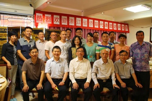中國僑網(wǎng)代表團(tuán)與斐濟(jì)華人文化體育協(xié)會(huì),、浙江籍僑胞合影