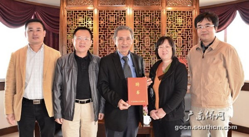 中國(guó)僑網(wǎng)黎靜(右二),、鄭建民(左二)向杜基頒發(fā)廣東省海交會(huì)理事證書(shū)