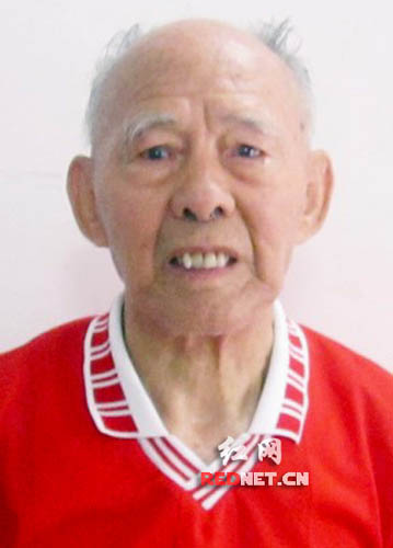 中國僑網(wǎng)已經(jīng)84歲的老歸僑鐘挺華,,自己省吃儉用,,卻助人為樂,。(紅網(wǎng))