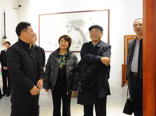 中國(guó)僑網(wǎng)18日,,林軍主席與全國(guó)人大副委員長(zhǎng),、民革中央主席萬(wàn)鄂湘一同蒞臨北京銀帝藝術(shù)館參觀考察,。(中國(guó)僑聯(lián))