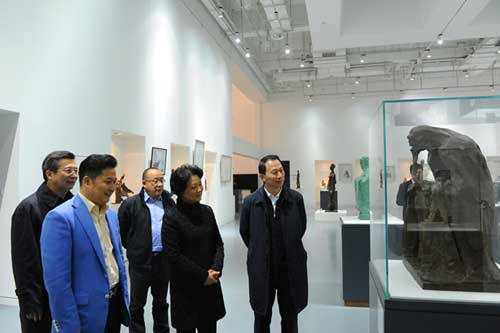 中國(guó)僑網(wǎng)17日,董中原與在京培訓(xùn)學(xué)習(xí)的浙江省政協(xié)主席喬傳秀,浙江省政協(xié)副主席,、浙江省僑聯(lián)主席吳晶等考察銀帝藝術(shù)館,。(中國(guó)僑聯(lián))