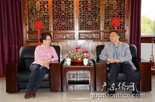 中國(guó)僑網(wǎng)省僑辦林琳副主任會(huì)見蓉子作家(右)