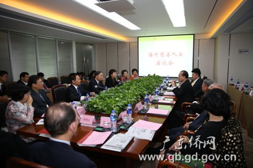 中國僑網香港新華集團主席蔡冠深先生發(fā)言