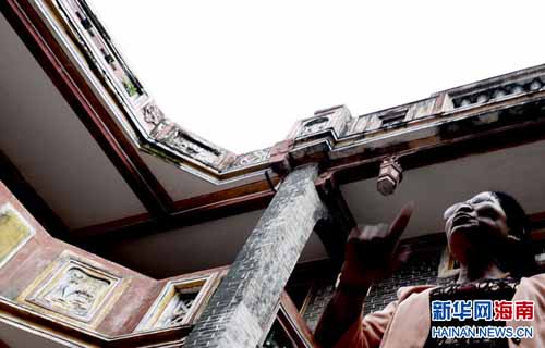 中國(guó)僑網(wǎng)63歲的蔡婆婆是蔡家老宅的第四代傳人了,。(新華網(wǎng)/吳愷 攝)