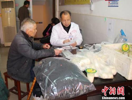 中國僑網(wǎng)義診現(xiàn)場,。(秦玉平 攝)