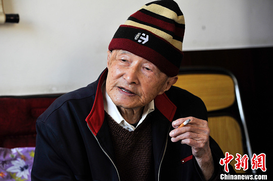 中國僑網(wǎng)2014年2月26日,,在昆明生活的96歲高齡南僑機工羅開瑚接受記者采訪,。中新社發(fā) 劉冉陽 攝