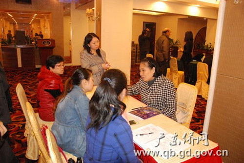 中國僑網(wǎng)特聘律師,、廣東正平天成律師事務(wù)所章震亞律師(右)在為僑資企業(yè)代表解答法律問題