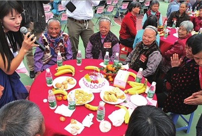 中國(guó)僑網(wǎng)老人們幸福地圍坐一起慶祝生日。(《深圳僑報(bào)》)
