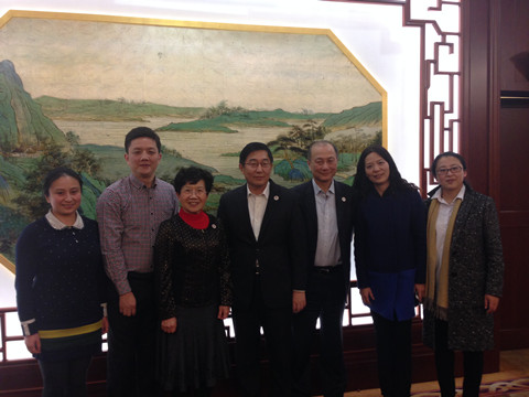 中國僑網(wǎng)圖為:中國僑聯(lián)副主席喬衛(wèi)(中)與江蘇省市僑聯(lián)人員合影,原江蘇省僑聯(lián)主席郁美蘭(左3),、江蘇省僑聯(lián)副主席鎮(zhèn)翔(右3),、南通市僑聯(lián)主席吳亞軍(左2)