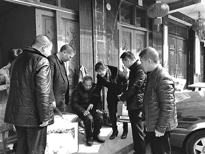 中國(guó)僑網(wǎng)永嘉大若巖鎮(zhèn)僑務(wù)工作站慰問(wèn)殘疾困難戶。