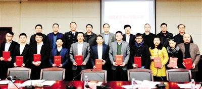 中國僑網(wǎng)福建省僑辦主任楊輝(后排左5),、副主任林澤春(后排左6)等與部分受聘律師合影,。