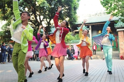 中國(guó)僑網(wǎng)青年隊(duì)員充滿活力。(《深圳僑報(bào)》)