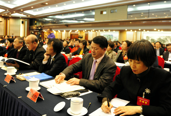 中國僑網(wǎng)1月14日,,全國僑辦主任會議在北京召開,。國務(wù)院僑辦主任裘援平在會上作了工作報告。中新社發(fā) 張勤 攝