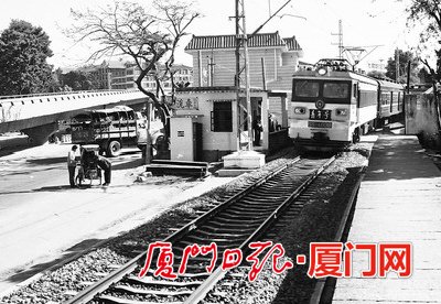 中國僑網(wǎng)上世紀(jì)八十年代電氣化火車駛出集美火車站,。(《廈門日報》)