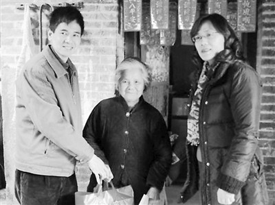 中國僑網(wǎng)圖為廣州市僑辦慰問偏遠鄉(xiāng)村貧困歸僑僑眷,,送上慰問金、慰問品,。