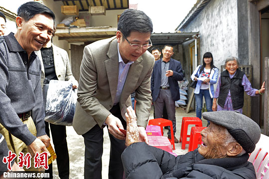 中國僑網(wǎng)圖為國僑辦副主任莊榮文(中)看望98歲高齡的南僑機工張修?。ㄓ?),。中新社發(fā) 駱云飛 攝