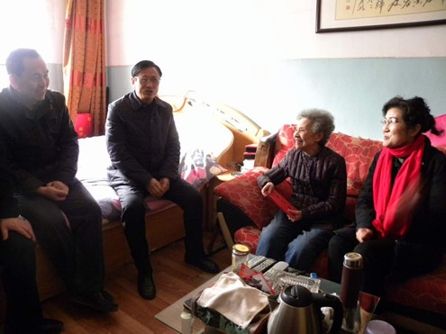 中國(guó)僑網(wǎng)甘肅省僑聯(lián)秘書(shū)長(zhǎng)蘆小燕一行慰問(wèn)僑眷郭潤(rùn)梅