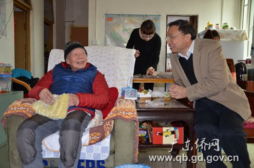 中國僑網(wǎng)廣東省僑辦副主任林琳(右一)看望南僑機工張偉民(左一)