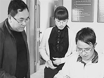 中國僑網(wǎng)寸永宏(左一)與同事們正在工作,。