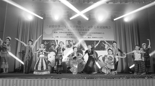 中國僑網(wǎng)中國僑聯(lián)、廣西僑聯(lián)“親情中華”藝術(shù)團(tuán)在馬來西亞檳城慰問演出時,,當(dāng)?shù)厝A裔少年藝術(shù)團(tuán)同臺獻(xiàn)演。