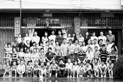 中國僑網(wǎng)2011年7月19日,,胡竹齋(胡允革父親)百歲生日全家福。
