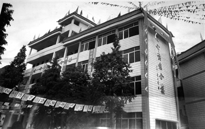 中國僑網(wǎng)華僑捐贈的教學(xué)樓,。