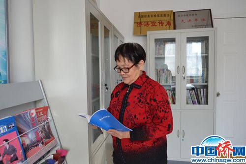 中國僑網(wǎng)吳璧月在“僑胞之家”翻閱涉僑刊物。楊凱淇 攝