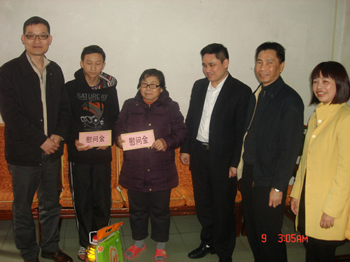 中國僑網(wǎng)戴文威副主席(左1),、陽江市僑聯(lián)關(guān)文活主席(右2)在陽東區(qū)慰問困難歸僑,,并向他們送上慰問金