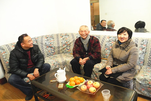 中國僑網(wǎng)山西省外僑辦副主任田亦軍看望南僑機(jī)工蘇榮祿(中)。