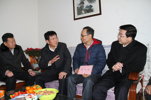 中國僑網(wǎng)山東省僑辦主任劉方會(huì)在濟(jì)南走訪外派教師趙先鋒。