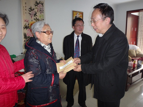 中國僑網(wǎng)四川省外事僑務辦副主任張繼勇慰問困難僑眷王永志。