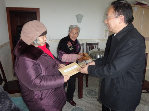 中國僑網(wǎng)四川省外事僑務辦副主任張繼勇慰問困難僑眷張鳳竹,。