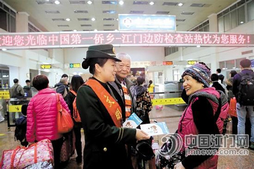 中國(guó)僑網(wǎng)文明使者為旅客派發(fā)“公民文明出境指南”宣傳手冊(cè),。