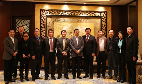 中國僑網(wǎng)四川省外事僑務辦主任慕新海(右六),,副主任唐宏(左一)、張繼勇(右三)等與海外川籍僑胞合影留念