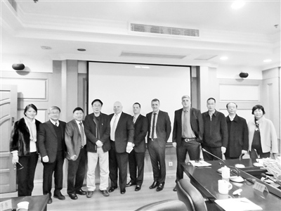 中國僑網(wǎng)圖為福州市副市長林飛(左四)在會見后與美國A&S國際工程公司董事長、總裁詹姆斯·安斯沃思(左五),、世界黃氏商會會長黃明頂(左三)等合影,。
