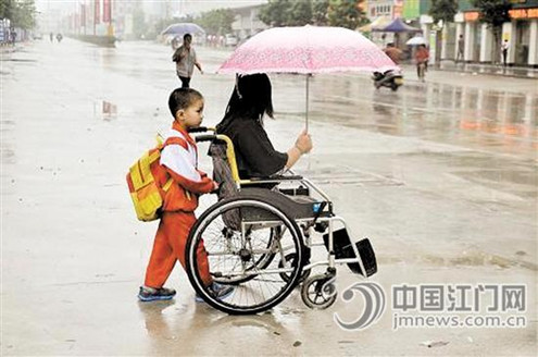 中國僑網(wǎng)小峰推著媽媽回家。