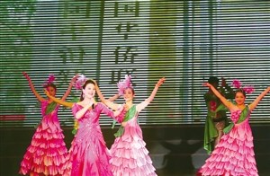 中國(guó)僑網(wǎng)2月28日下午,,中國(guó)僑聯(lián)品牌節(jié)目“親情中華”大型慰問演出在甌海區(qū)行政中心新甌海電影院舉行,圖為演出開場(chǎng)歌舞表演《僑聯(lián)與你心心相連》,。(翁卿侖 攝)