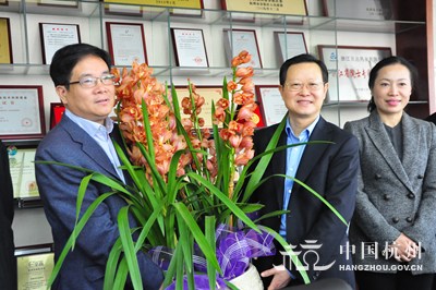 中國僑網(wǎng)圖為謝雙成一行走訪浙江貝達(dá)藥業(yè)