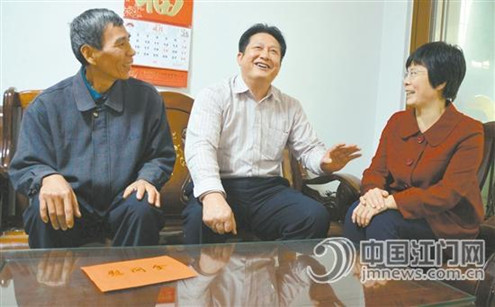 中國僑網(wǎng)江門市委副書記聶黨權(quán)在市民政局局長陳霞等陪同下,,走訪了重點優(yōu)撫對象和殘疾人貧困家庭,。