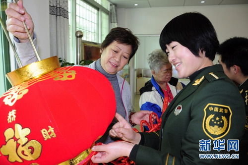 中國(guó)僑網(wǎng)官兵為僑胞送上紅燈籠,。(新華網(wǎng))